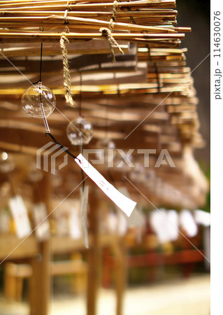 神社の風鈴台につるされた風鈴たち 神社の風鈴台につるされた風鈴たち 114630076
