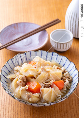 肉ジャガと日本酒 114630666