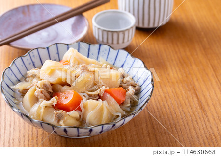 肉ジャガと日本酒 114630668