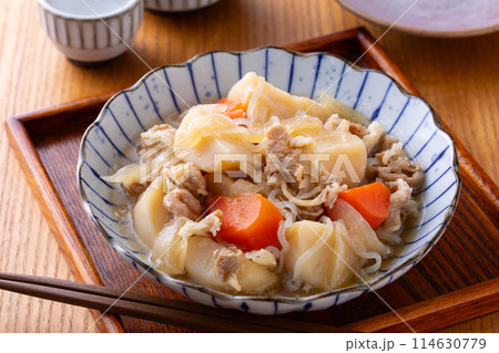 肉ジャガと日本酒 114630779