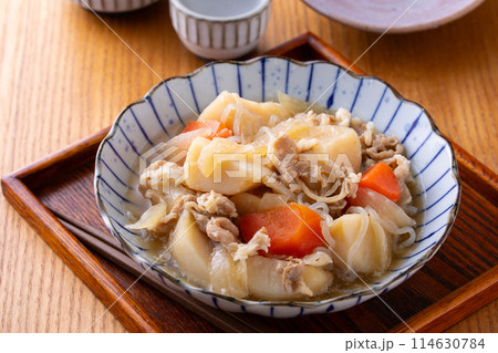 肉ジャガと日本酒 114630784