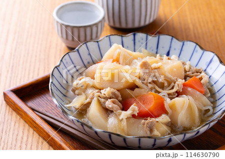 肉ジャガと日本酒 肉ジャガと日本酒 114630790