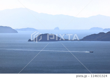 瀬戸内海に航跡を残す船 瀬戸内海に航跡を残す船 114631324