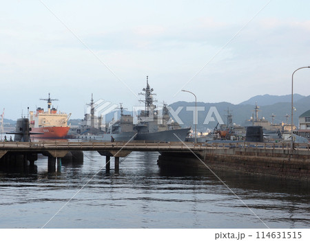 広島県呉市「アレイからすこじま」からの海上自衛隊の潜水艦や護衛艦 114631515