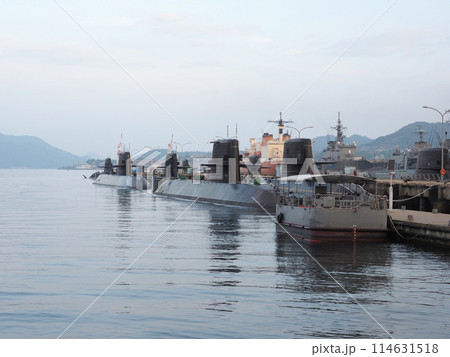 広島県呉市「アレイからすこじま」からの海上自衛隊の潜水艦や護衛艦 114631518