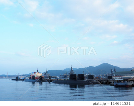 広島県呉市「アレイからすこじま」からの海上自衛隊の潜水艦や護衛艦 114631521