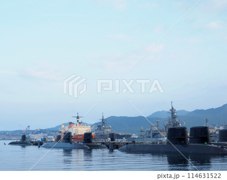 広島県呉市「アレイからすこじま」からの海上自衛隊の潜水艦や護衛艦 114631522