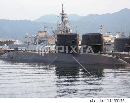 広島県呉市「アレイからすこじま」からの海上自衛隊の潜水艦や護衛艦 114631524