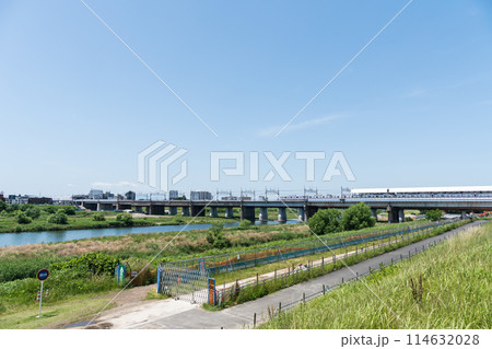 二子玉川駅　東急田園都市線の電車を撮る　春晴れの青空　東京都世田谷区 114632028
