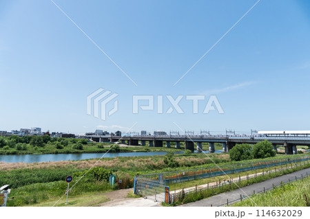 二子玉川駅　多摩川と東急田園都市線の電車　春晴れの青空　東京都世田谷区 114632029