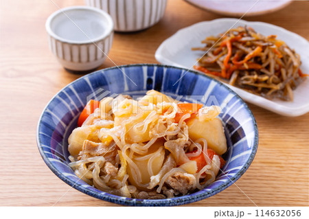 肉ジャガと日本酒 肉ジャガと日本酒 114632056