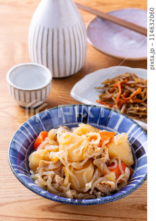 肉ジャガと日本酒 肉ジャガと日本酒 114632060