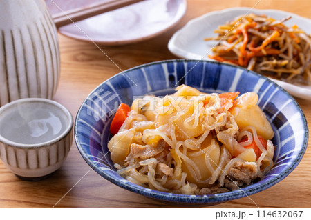 肉ジャガと日本酒 114632067