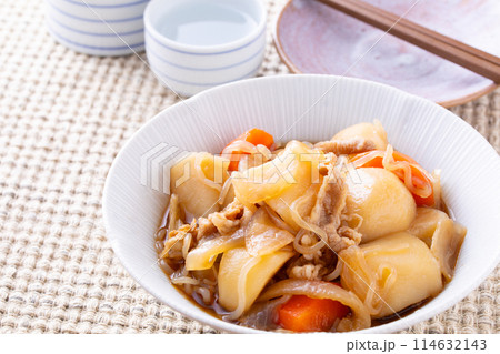 肉ジャガと日本酒 114632143