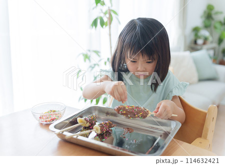 家でチョコバナナを手作りする子供 114632421