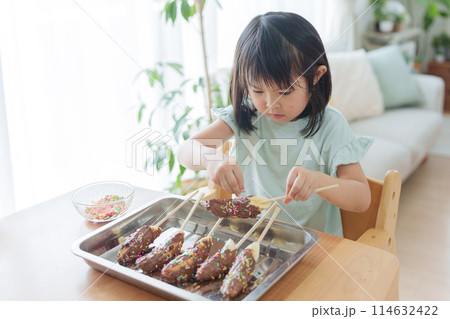 家でチョコバナナを手作りする子供 家でチョコバナナを手作りする子供 114632422
