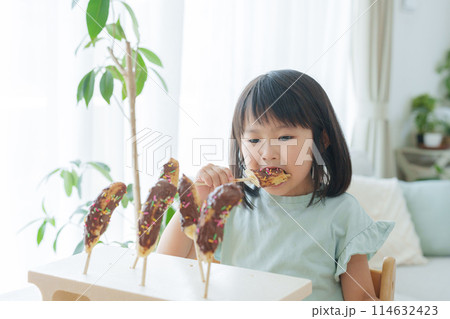 家でチョコバナナを手作りする子供 家でチョコバナナを手作りする子供 114632423