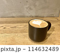 カフェのテーブルの上にあるコーヒー 114632489