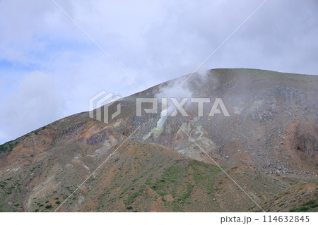 浄土平の風景・一切経山の噴気（吾妻小富士からの眺め） 114632845