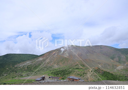 浄土平の風景・一切経山の噴気（吾妻小富士からの眺め） 114632851