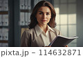 種類を持つ女性社員 114632871