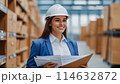 倉庫の中の女性社員 114632872