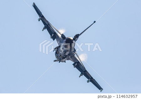 大空を飛ぶ戦闘機 114632957