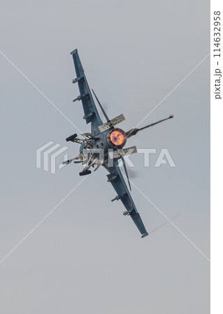 大空を飛ぶ戦闘機 114632958