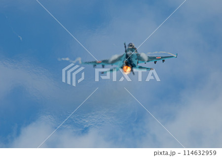 大空を飛ぶ戦闘機 114632959