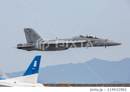 大空を飛行する戦闘機 114632962