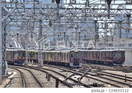 阪急電鉄 三複線を行き交う マルーン色の電車 阪急電鉄 三複線を行き交う マルーン色の電車 114633112