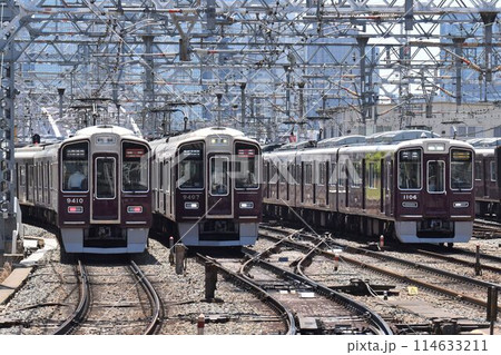 阪急電鉄 三複線を行き交う マルーン色の電車 阪急電鉄 三複線を行き交う マルーン色の電車 114633211