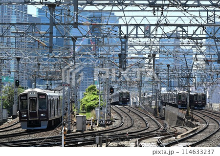 阪急電鉄 三複線を行き交う マルーン色の電車 阪急電鉄 三複線を行き交う マルーン色の電車 114633237