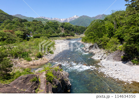 初夏の水上温泉　谷川岳と利根川 114634350