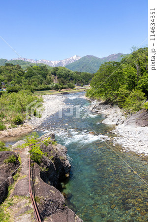 初夏の水上温泉　谷川岳と利根川 114634351