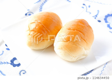 バターロールが用意された朝食のテーブル バターロールが用意された朝食のテーブル 114634450