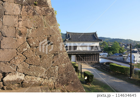 夕晴れの臼杵城(二の丸大門櫓前から石垣と畳櫓を見る) 夕晴れの臼杵城(二の丸大門櫓前から石垣と畳櫓を見る) 114634645