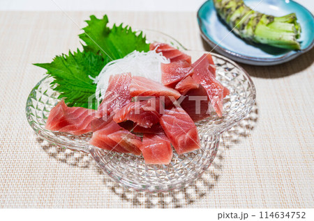 マグロのブツ切り マグロのブツ切り 114634752
