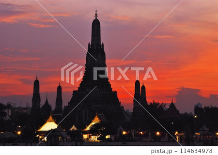 バンコクの夕景　ワット・アルン(暁の寺)　 114634978