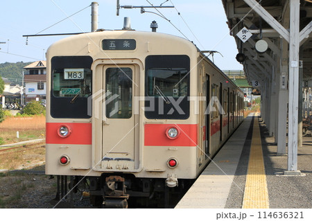 五条駅に停車中の「国鉄105系電車」 114636321