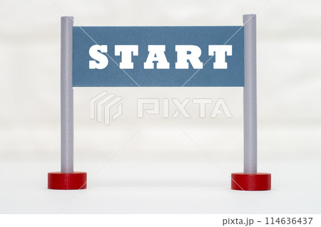 startと書いたゲートの置物 114636437