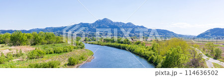「青森県」名久井岳と馬淵川の風景 114636502