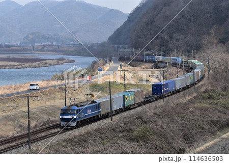 岡山県大河　吉井川を背景に　山陽路を快走する長大貨物列車 114636503