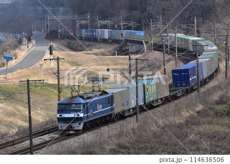 岡山県大河　吉井川を背景に　山陽路を快走する長大貨物列車 114636506