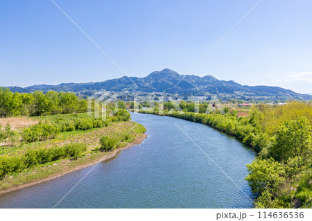 「青森県」名久井岳と馬淵川の風景 114636536