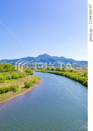 「青森県」名久井岳と馬淵川の風景 114636537