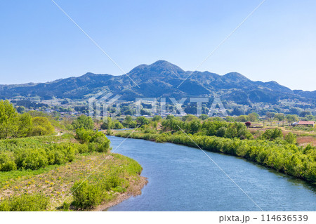 「青森県」名久井岳と馬淵川の風景 114636539
