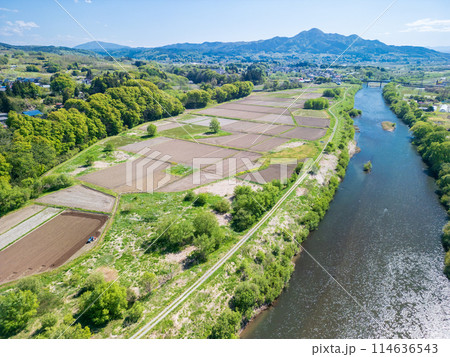 「青森県」名久井岳と馬淵川の風景 114636543