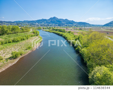 「青森県」名久井岳と馬淵川の風景 114636544