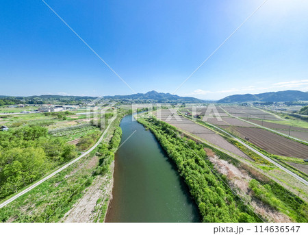 「青森県」名久井岳と馬淵川の風景 114636547